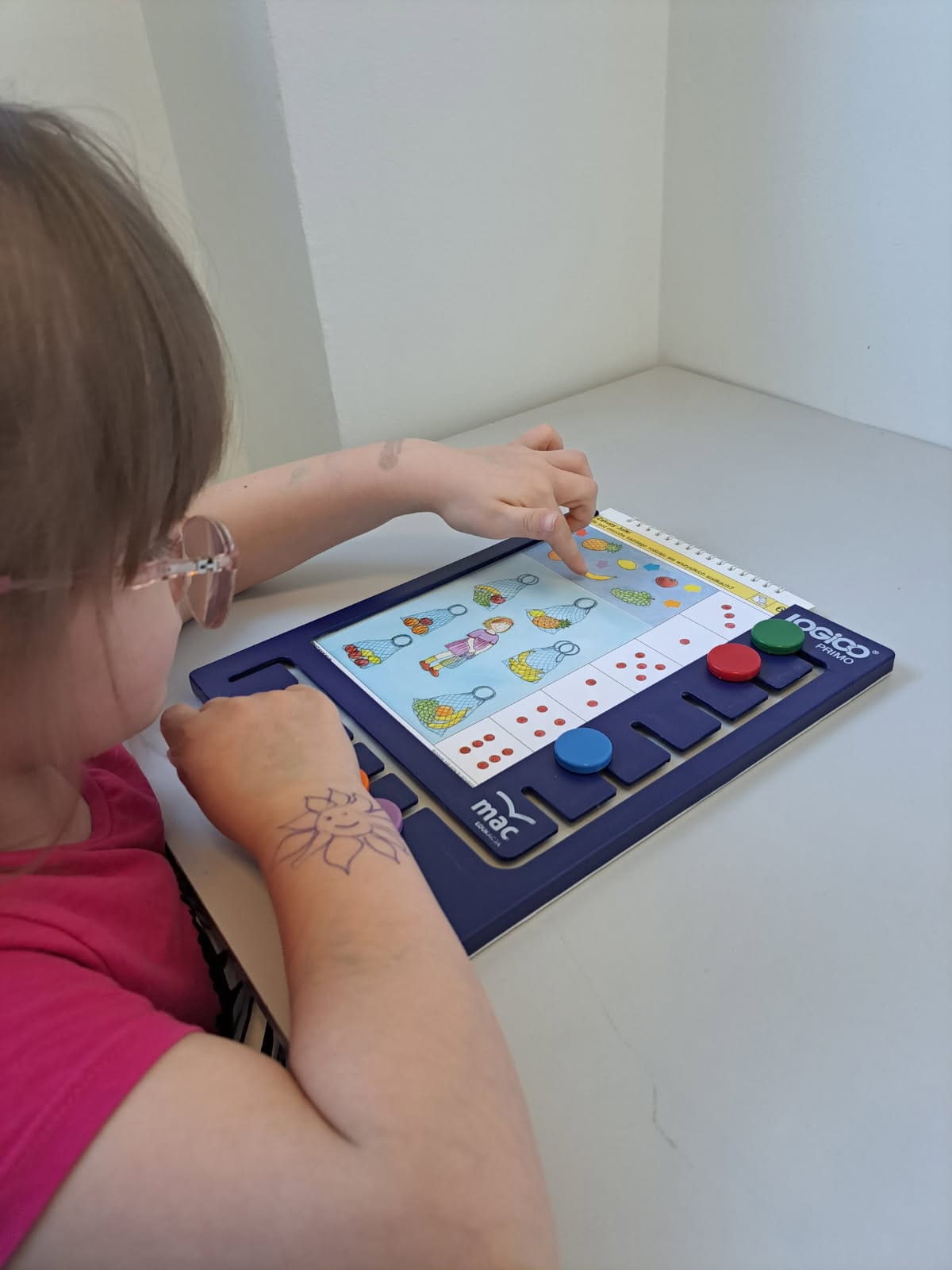 Julia dzielnie ćwiczy z logopedą!